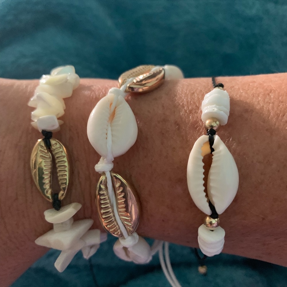 Three piece set of shell bracelets - Picture 2 of 4